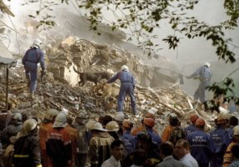 Un imobil s-a PRĂBUŞIT în Bombay: Aproximativ 20 de persoane sunt date dispărute