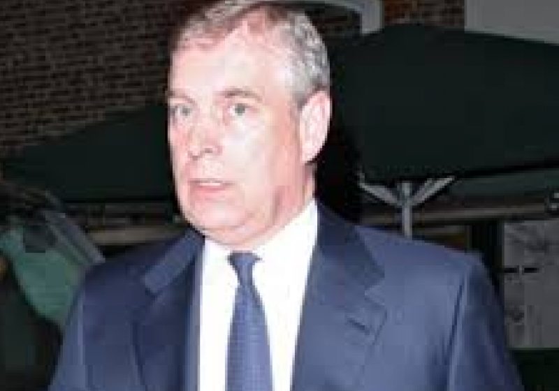 Prinţul Andrew, chestionat de poliţie în grădinile palatului Buckingham Prinţul Andrew, chestionat de poliţie în grădinile palatului Buckingham