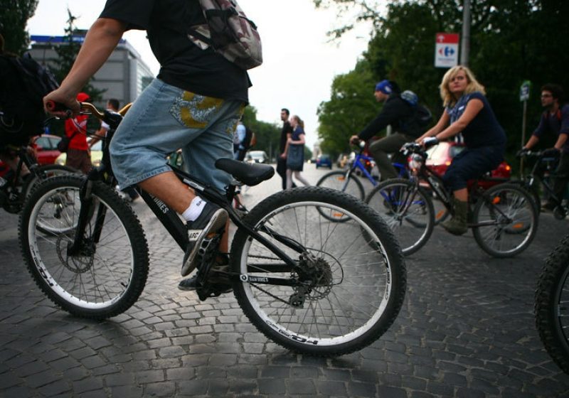 PROTEST al BICICLIŞTILOR : Aproximativ 5.000 de participanţi cer amenajarea pistelor speciale. Circulaţia auto, restricţionată