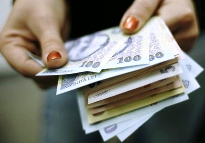 Salariile şi costul forţei de muncă au crescut anul trecut. În ce domenii au fost cele mai mari câştiguri