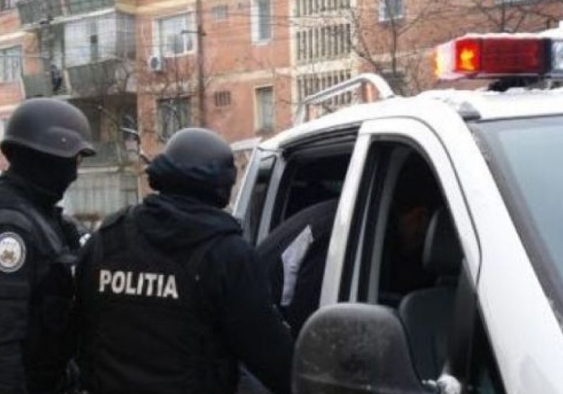 Şapte persoane, între care trei poliţişti şi un jandarm, reţinute pentru furt de produse petroliere Şapte persoane, între care trei poliţişti şi un jandarm, reţinute pentru furt de produse petroliere