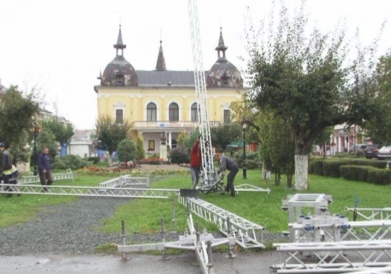 SIGHET: Scena festivalului Aeternus Maramorosiensis este amenajată pe platoul de lângă parcul central