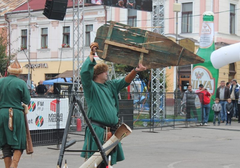 SIGHET: Galerie FOTO cu aspecte inedite ale Festivalului.Demonstrații de lupte, prezentare de arme și costume medievale ale trupelor de reenactori