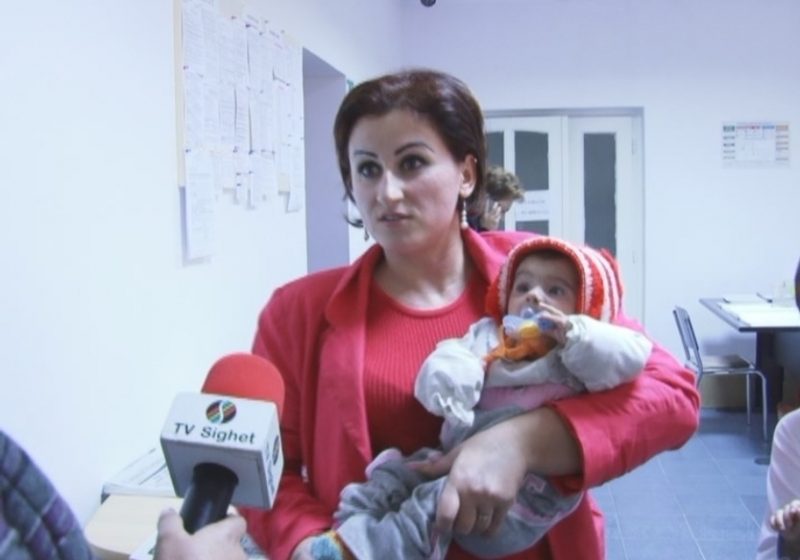 SIGHET: Două fetiţe de cinci luni, gemene, zgribulite de frig, fără şosete şi scutece au ajuns în atenţia Direcţiei Sociale Sighet SIGHET: Două fetiţe de cinci luni, gemene, zgribulite de frig, fără şosete şi scutece au ajuns în atenţia Direcţiei Sociale Sighet