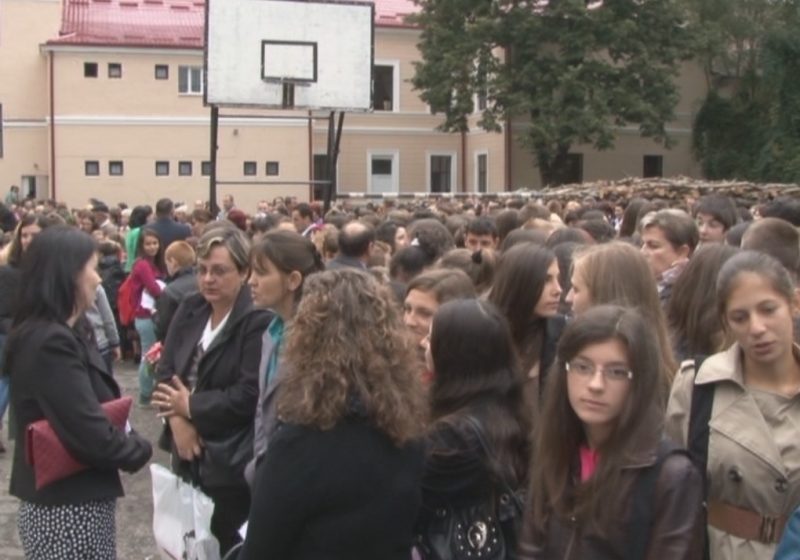 SIGHET: Prima zi de şcoală în Sighet. Emoţii, trafic aglomerat şi nostalgia lunilor de vacanţă SIGHET: Prima zi de şcoală în Sighet. Emoţii, trafic aglomerat şi nostalgia lunilor de vacanţă