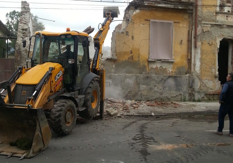 SIGHET: Primăria Sighet a demarat procesul de demolare a imobilului lăsat în paragină de pe strada Plevnei