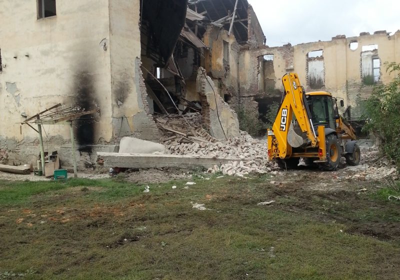 SIGHET: Primăria Sighet a demarat procesul de demolare a imobilului lăsat în paragină de pe strada Plevnei SIGHET: Primăria Sighet a demarat procesul de demolare a imobilului lăsat în paragină de pe strada Plevnei
