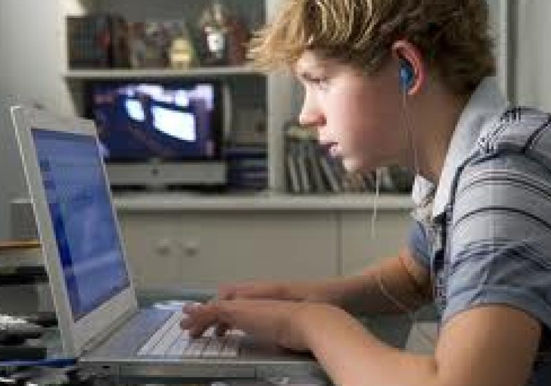Câte ore stau adolescenţii români, în medie, la TV sau calculator