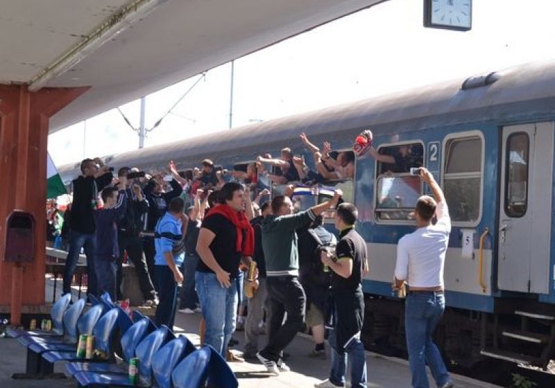 Un bărbat a fost lovit de o sticlă aruncată din tren de suporteri unguri Un bărbat a fost lovit de o sticlă aruncată din tren de suporteri unguri