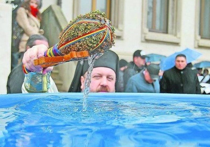 Ce au descoperit cercetătorii despre apa sfinţită. STUDIU