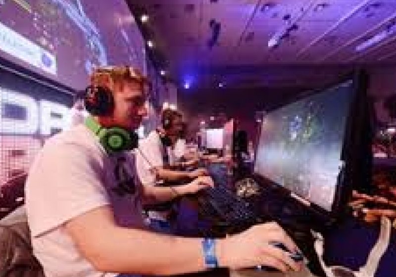 Unul dintre cei mai bogaţi oameni din Rusia sponsorizează un gamer român care câştigă 100.000 de euro pe an