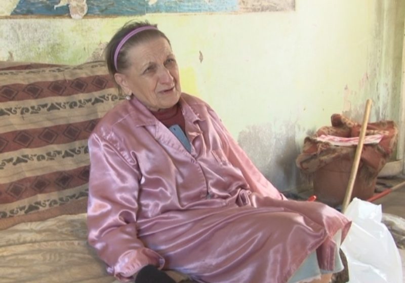 SIGHET: Bătrâna care locuieşte în centrul oraşului în mizeria pisicilor va trăi în condiţii decente. Asta spune proprietarul locuinţei, care a venit să renoveze apartamentul