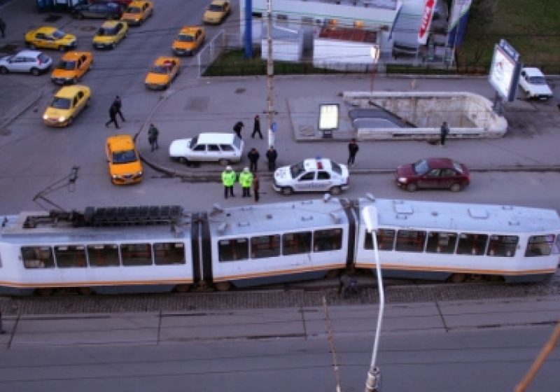 Un tramvai al liniei 23 a deraiat în Capitală. Circulaţia tramvaielor în zonă, blocată aproape patru ore