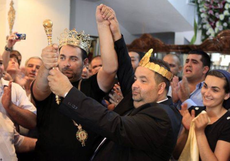 Un lider al romilor cere instanţei ca regii Cioabă să nu mai poarte această titulatură şi coroanele
