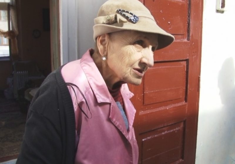 SIGHET: Condiţii mai bune de trai va avea bătrâna care până nu demult a locuit într-o mizerie de nedescris