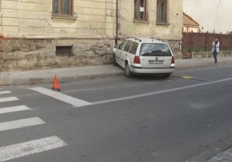SIGHET: Un sighetean a ajuns cu maşina într-un imobil, după ce a ignorat indicatorul STOP SIGHET: Un sighetean a ajuns cu maşina într-un imobil, după ce a ignorat indicatorul STOP