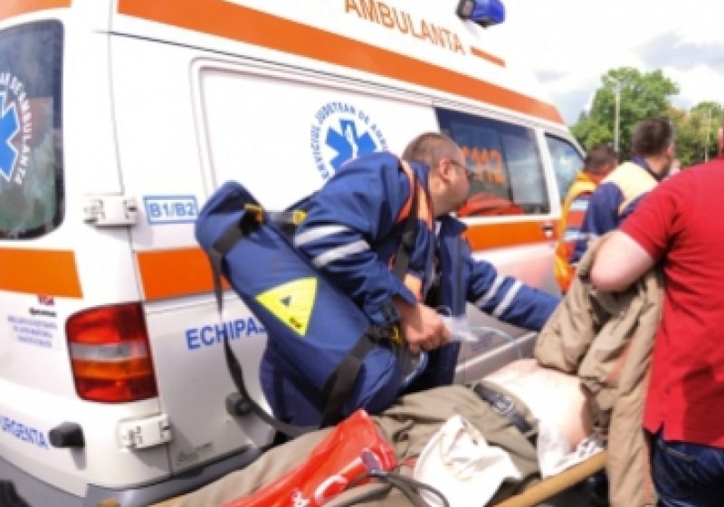 Elevi duşi la spital pentru că s-au simţit rău după o slujbă făcută de un preot în şcoală