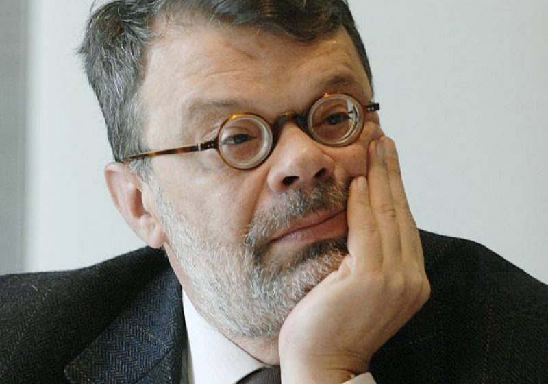 ANCHETĂ: Cinci persoane urmărite penal în cazul vandalizării maşinii ministrului Barbu