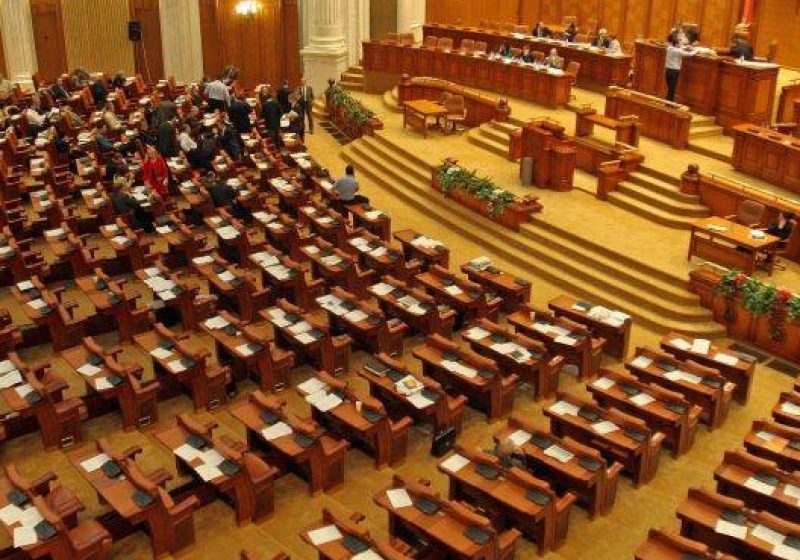 VOT: Camera adoptă tacit proiectul ce taie pensiile speciale ale magistraţilor condamnaţi pentru corupţie VOT: Camera adoptă tacit proiectul ce taie pensiile speciale ale magistraţilor condamnaţi pentru corupţie