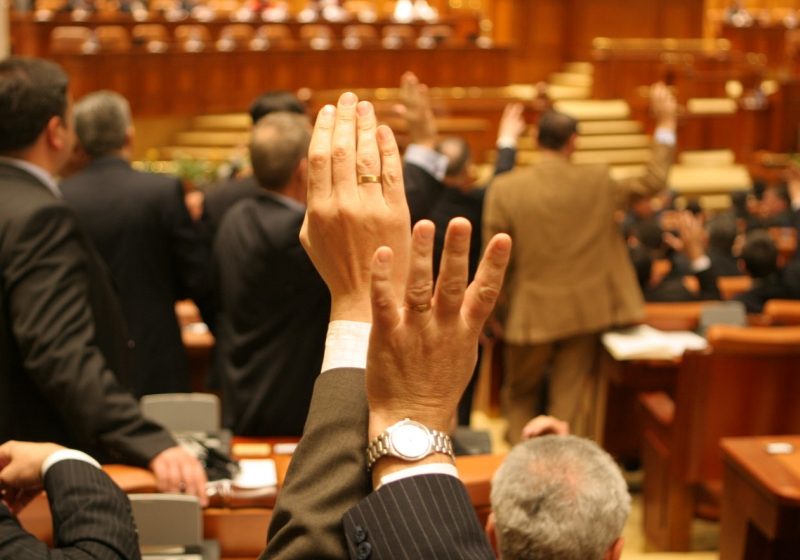 CAMERA DEPUTAŢILOR: A început dezbaterea moțiunii simple privind CFR Marfă