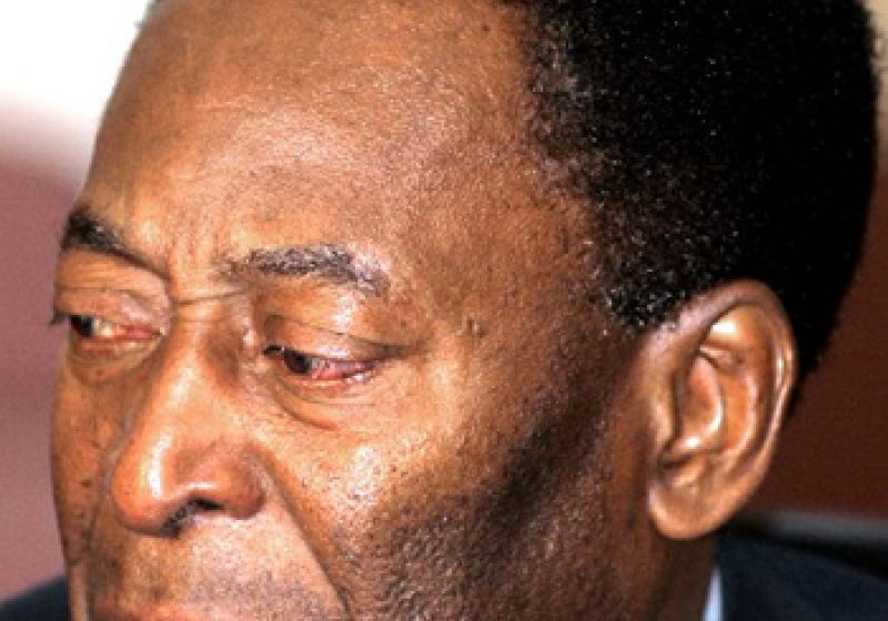 CARTE- OMAGIU: Cât va costa volumul de 15 kilograme dedicat fostului fotbalist Pele