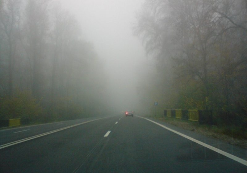 SIGHET: Recomandări pe timp de ceaţă – poliţiştii îi sfătuiesc pe şoferi să conducă foarte precaut, altminteri riscă sancţiuni aspre