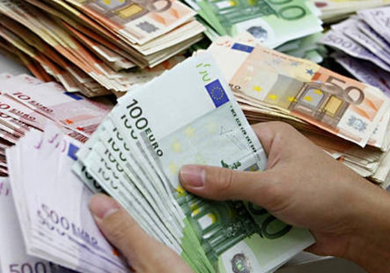OFERTE BANCARE: Bancherii încep să ieftinească creditele de consum de teamă că rămân fără clienţi