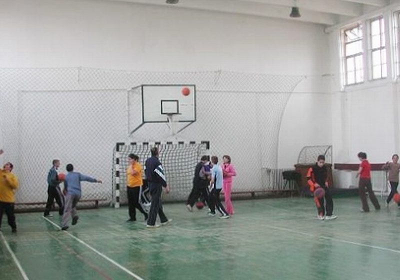 DECES: Un elev de 18 ani a murit după ce i s-a făcut rău la ora de sport DECES: Un elev de 18 ani a murit după ce i s-a făcut rău la ora de sport