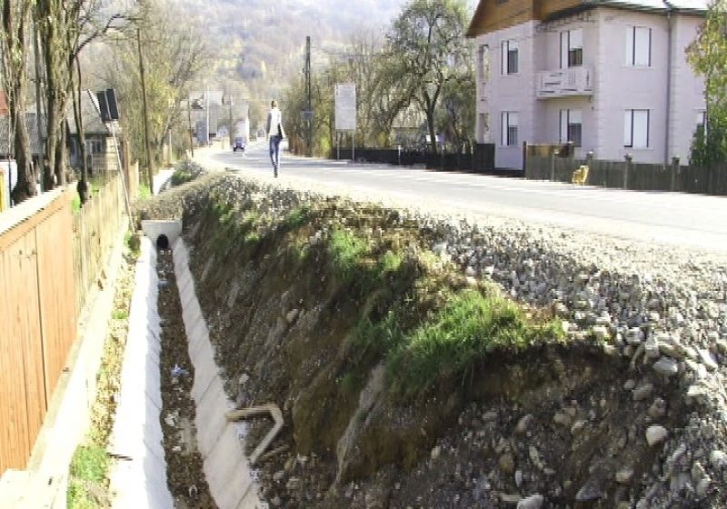 REPORTAJUL ZILEI: Mai mulţi localnici din Leordina sunt supăraţi pe drumarii care se ocupă de reabilitarea DN 18 REPORTAJUL ZILEI: Mai mulţi localnici din Leordina sunt supăraţi pe drumarii care se ocupă de reabilitarea DN 18