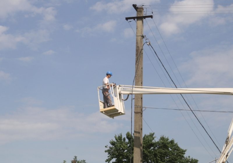 REGULI: Distribuitorii de electricitate sunt obligați să racordeze la rețea locuințele neelectrificate REGULI: Distribuitorii de electricitate sunt obligați să racordeze la rețea locuințele neelectrificate