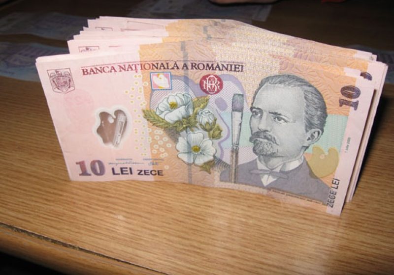 FĂRCAŞA: Gestionara unei farmacii, înşelată de o tânără de 20 de ani