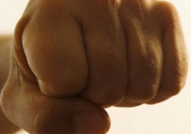ROZAVLEA: Un bărbat a ajuns în spital după ce a fost  bătut de un soţ gelos, care l-a prins în vizită la nevasta lui