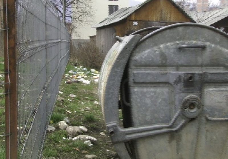 SIGHET: Cetăţenii sunt îndemnaţi să nu mai depoziteze molozul în containerele pentru resturi menajere