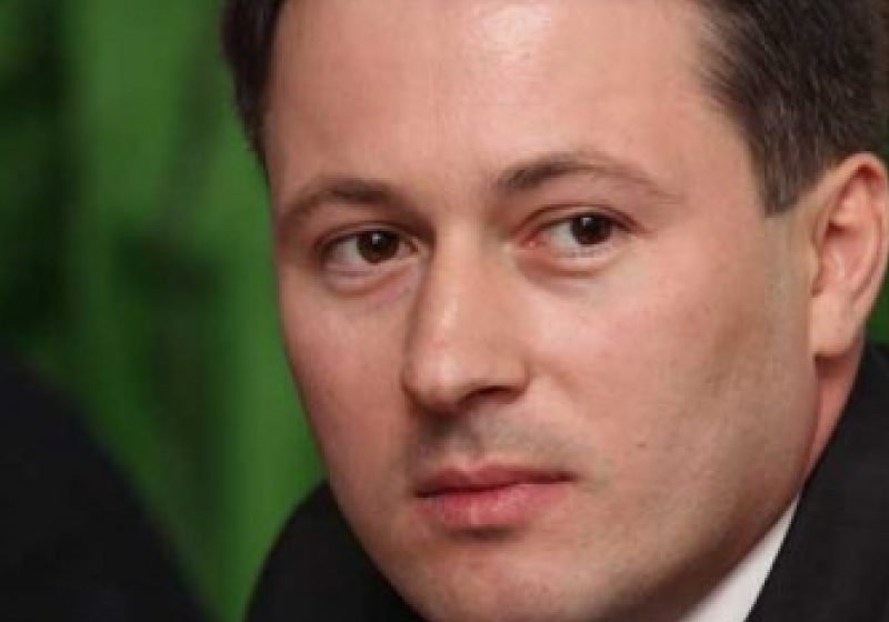 MONDEN: Senatorul Ciprian Rogojan, fost membru al trupei Sistem, nu vrea să vorbească de viaţa sa privată, deşi sunt zvonuri că e pe cale să ajungă iar burlac MONDEN: Senatorul Ciprian Rogojan, fost membru al trupei Sistem, nu vrea să vorbească de viaţa sa privată, deşi sunt zvonuri că e pe cale să ajungă iar burlac