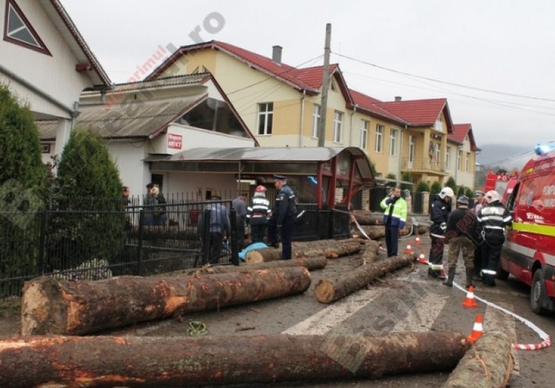 ACCIDENT MORTAL: Doi bărbaţi au murit striviţi de buşteni căzuţi dintr-un camion – VIDEO ACCIDENT MORTAL: Doi bărbaţi au murit striviţi de buşteni căzuţi dintr-un camion – VIDEO