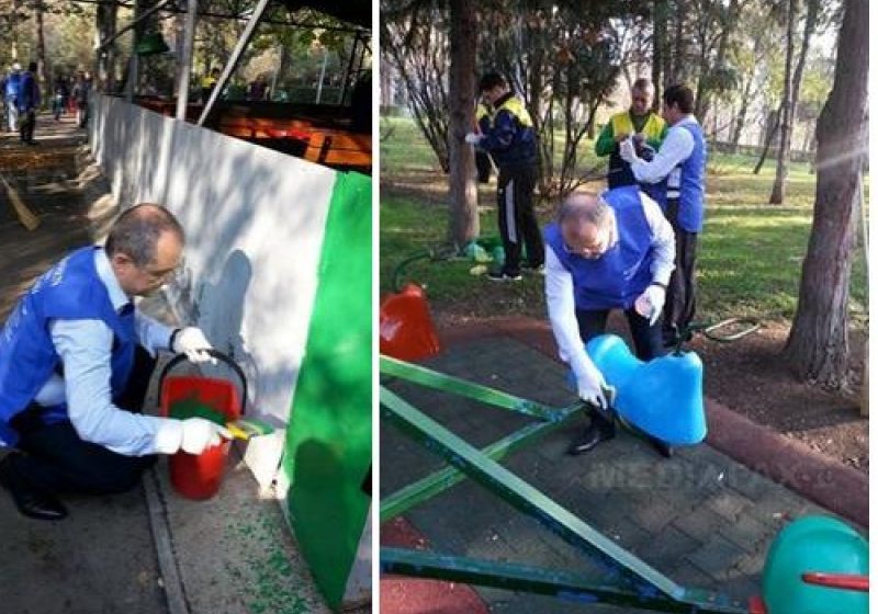 ACTIVITATE: Primarul Boc, la curăţenie într-un parc, unde a măturat, a vopsit şi a spălat un carusel