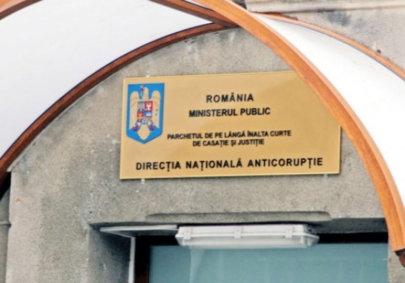 GEST EXTREM: Un bărbat s-a stropit cu benzină în faţa sediului DNA şi ameninţă că îşi dă foc