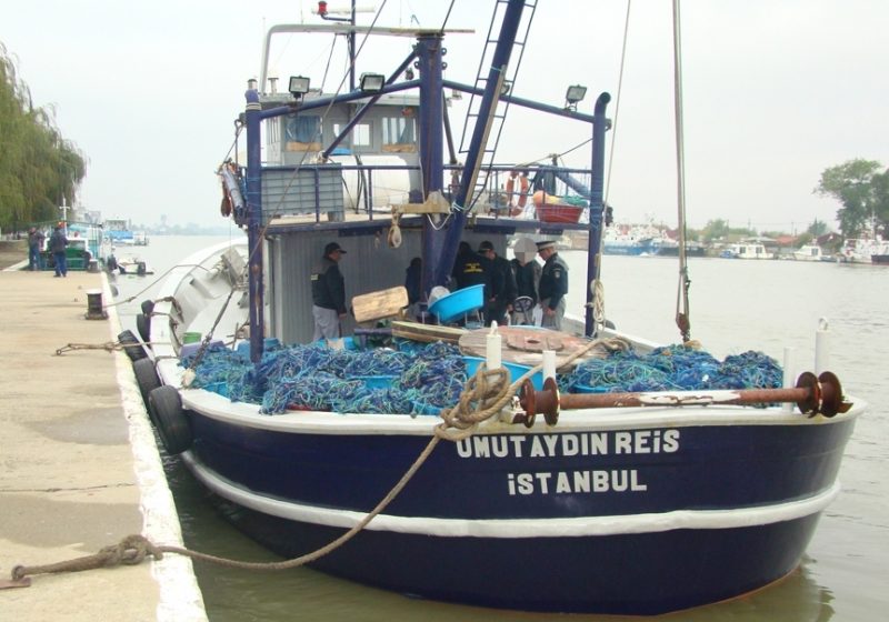 Pescador turcesc reţinut cu FOCURI DE ARMĂ pe MAREA NEAGRĂ de poliţiştii de frontieră Pescador turcesc reţinut cu FOCURI DE ARMĂ pe MAREA NEAGRĂ de poliţiştii de frontieră