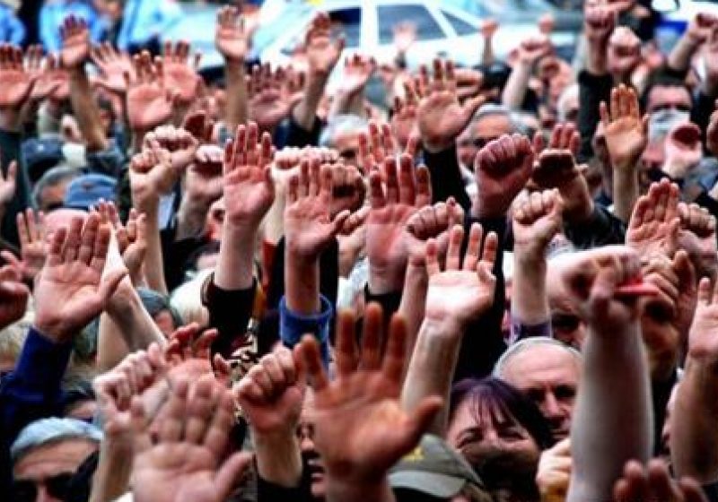 ÎN CAPITALĂ: Mii de persoane participă la un marş pentru unirea Basarabiei cu România ÎN CAPITALĂ: Mii de persoane participă la un marş pentru unirea Basarabiei cu România