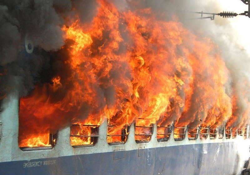 INCIDENT FEROVIAR: Un tren care transporta petrol a deraiat în Canada