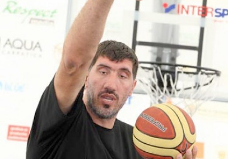 WASHINGTON: Ponta a jucat baschet contra lui Ghiţă Mureşan. Premierul a primit un tricou al fostului sportiv