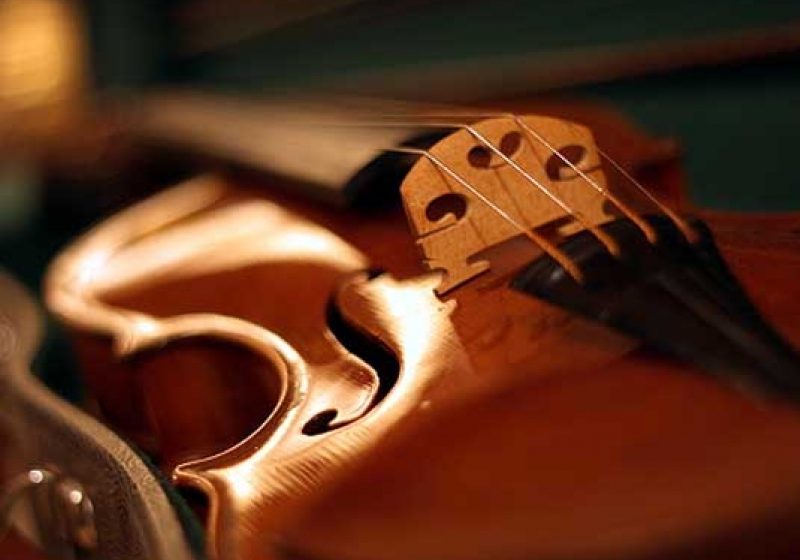 LICITAȚIE: Vioara dirijorului orchestrei de pe Titanic se vinde la licitație, la 101 ani de la scufundarea pachebotului LICITAȚIE: Vioara dirijorului orchestrei de pe Titanic se vinde la licitație, la 101 ani de la scufundarea pachebotului