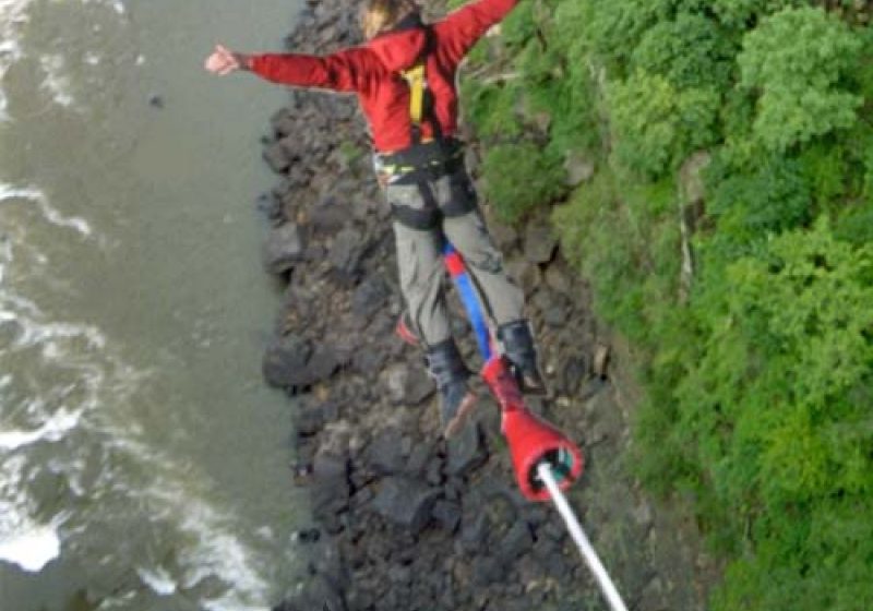 LUNI DE MIERE EXTREME: tinerii căsătoriţi preferă tiroliana, surfingul şi bungee-jumpingul
