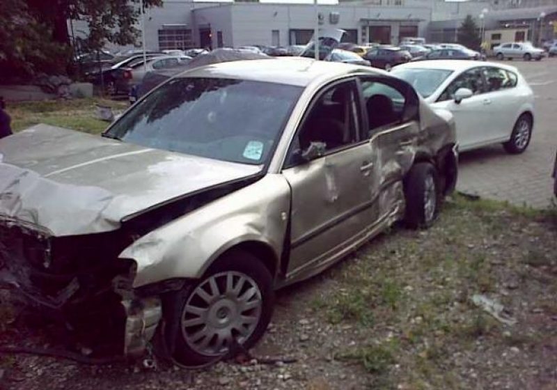 VIŞEU DE SUS: A condus fără permis, a intrat cu maşina într-un imobil şi a fugit de la faţa locului VIŞEU DE SUS: A condus fără permis, a intrat cu maşina într-un imobil şi a fugit de la faţa locului