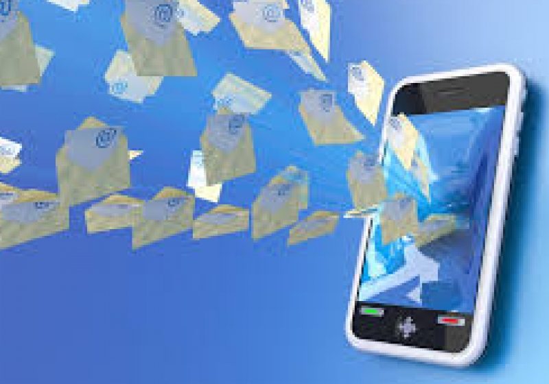 STUDIU: Dependenții de SMS-uri dorm mai prost noaptea