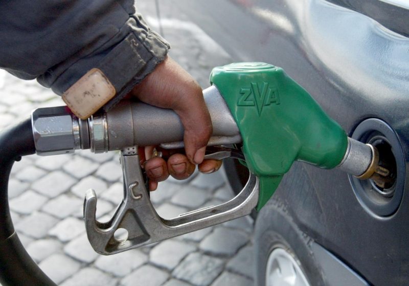 MODIFICĂRI: Cum vrea Guvernul să calculeze accizele pentru carburanţi. Ce ar însemna asta pentru preţul final al benzinei