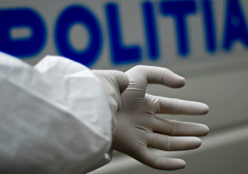 MOISEI: Bărbat găsit mort în propria locuinţă într-o baltă de sânge