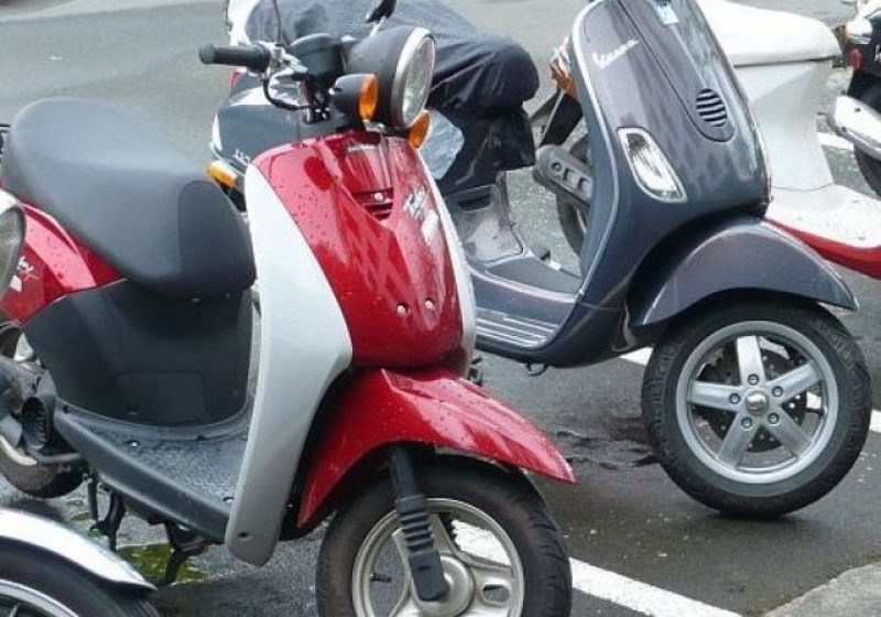 Maramureş: A furat un moped cu care s-a plimbat până în Mara, după care l-a abandonat