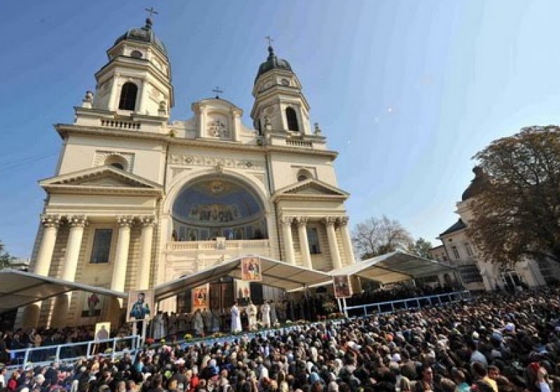 DECES: O femeie a murit așteptând la coada pentru închinarea la moaștele Sfintei Parascheva