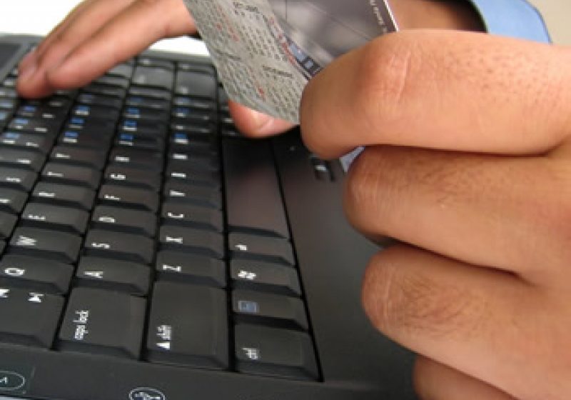 POLIȚIA ÎN ACȚIUNE: Bărbat suspectat de înşelăciuni prin anunţuri fictive pe internet, reţinut. Ce recomandă poliţiştii cu privire la cumpărăturile online